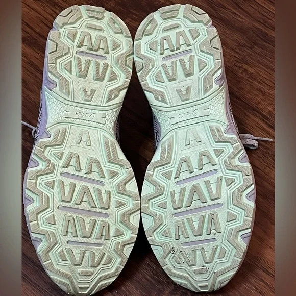 Grey ASICS sneakers. Gel-Venture 8. Women’s size 8. Great pre-owned condition - Picture 3 of 9